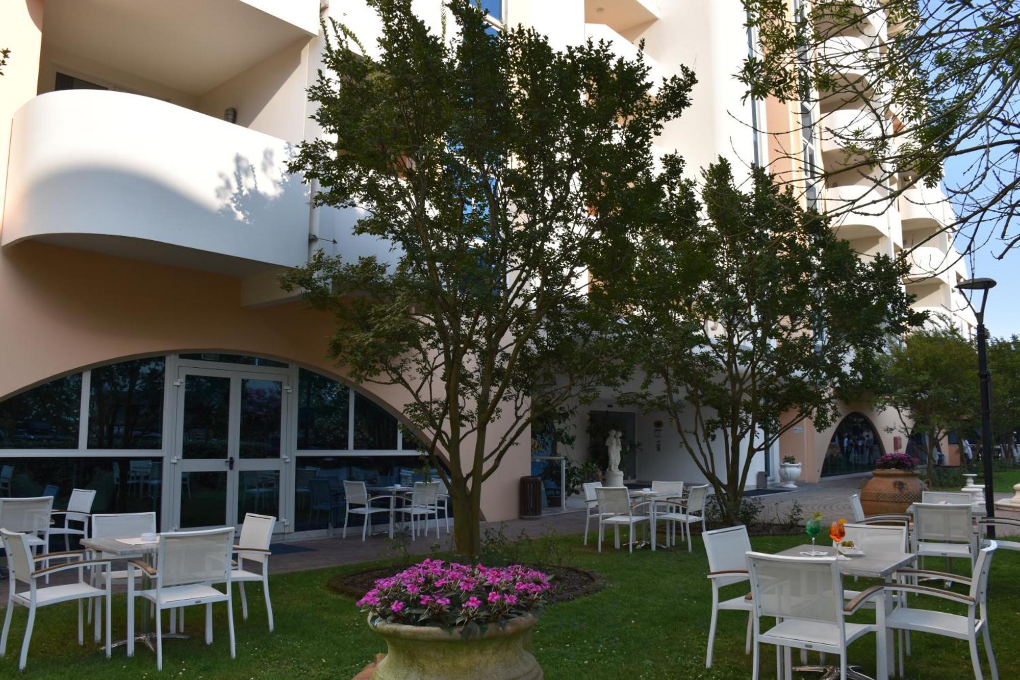 Aparthotel Holiday Bibione Exterior photo